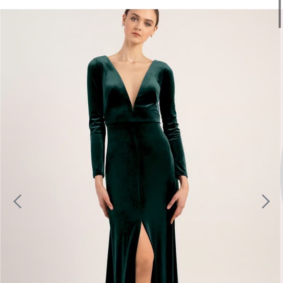 Elegant Green Velvet Evening Dress - Picture 1 of 8